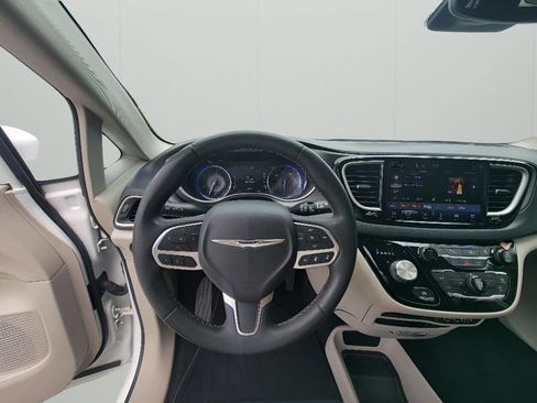 Used 2022 Chrysler Pacifica Touring-L FWD image 12