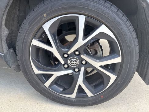 Used 2018 Toyota C-HR XLE FWD image 18