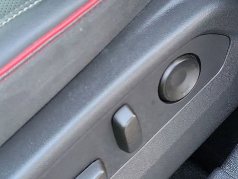 Used 2022 Buick Envision Essence w/ Sport Touring Package image 9