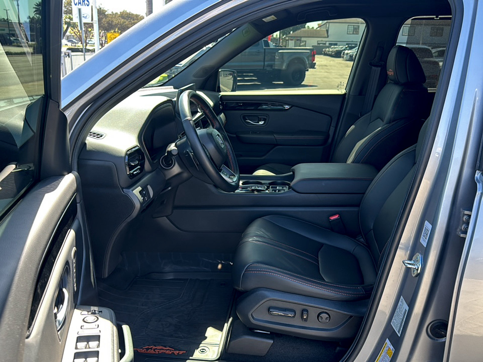 Used 2025 Honda Pilot TrailSport image 15