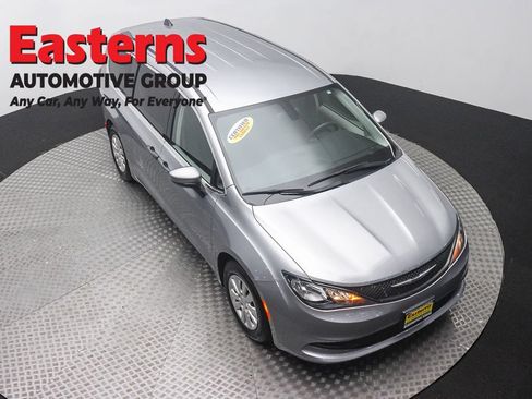 Used 2021 Chrysler Voyager L FWD image 3