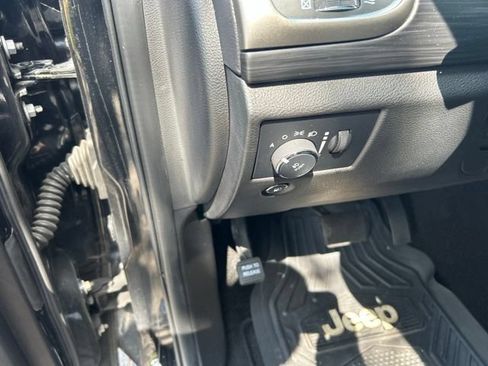 Used 2021 Jeep Grand Cherokee Laredo X AWD/4WD image 15