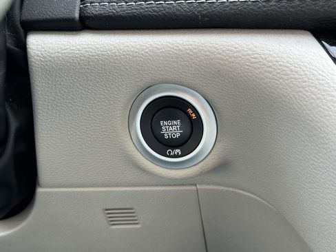 Used 2023 Chrysler Pacifica Touring-L image 31