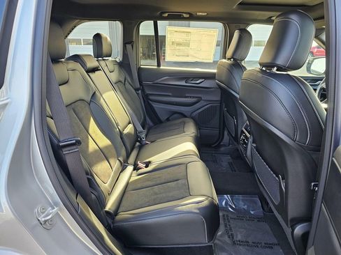 New 2025 Jeep Grand Cherokee Altitude image 14