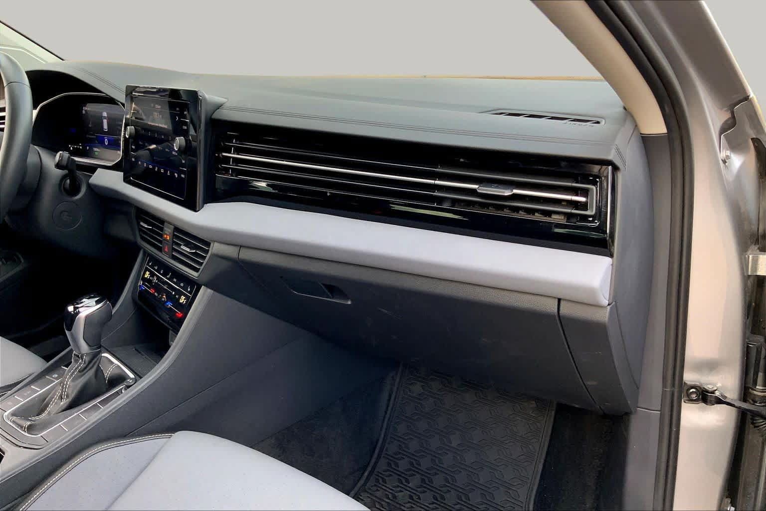 Used 2026 Volkswagen Jetta SE FWD image 18