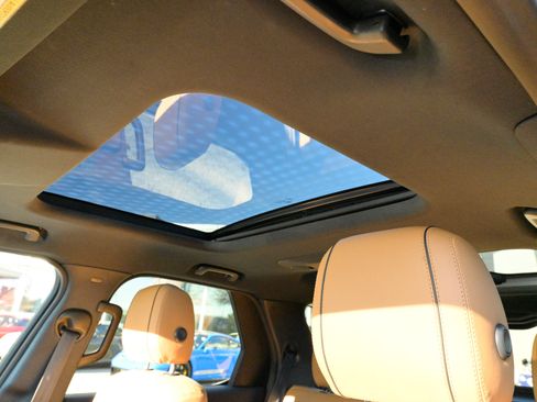 Used 2019 Land Rover Discovery HSE image 32