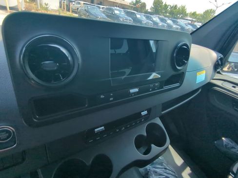 Used 2024 Mercedes-Benz Sprinter 2500 image 6