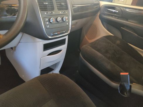 Used 2015 Dodge Grand Caravan American Value Package image 26