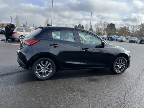 Used 2020 Toyota Yaris XLE image 6