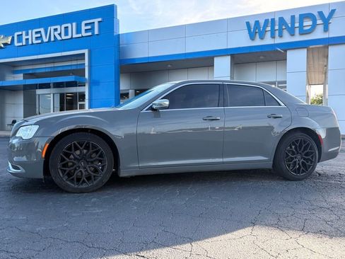 Used 2019 Chrysler 300 Touring w/ Chrome Appearance Package RWD image 7