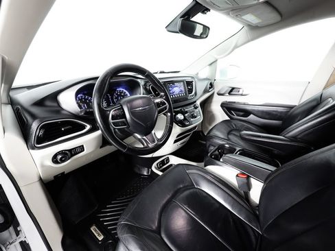 Used 2020 Chrysler Pacifica Touring-L FWD image 24