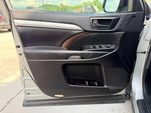 Used 2019 Toyota Highlander Plus FWD image 24