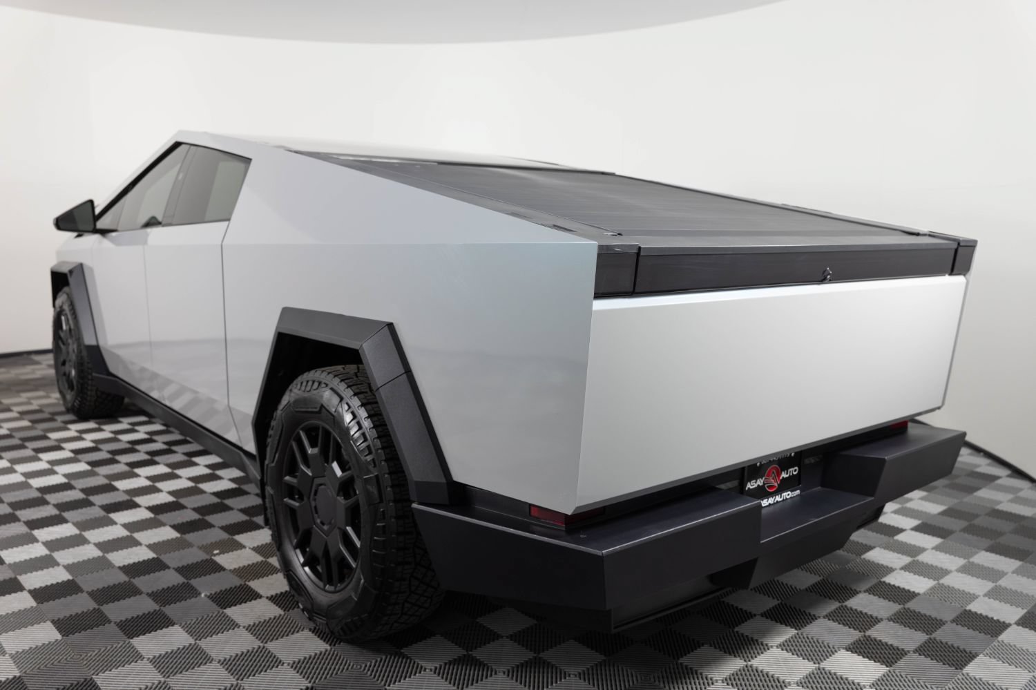 Used 2024 Tesla Cybertruck AWD Crew Cab image 4
