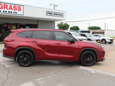 Used 2023 Toyota Highlander XSE FWD image 3
