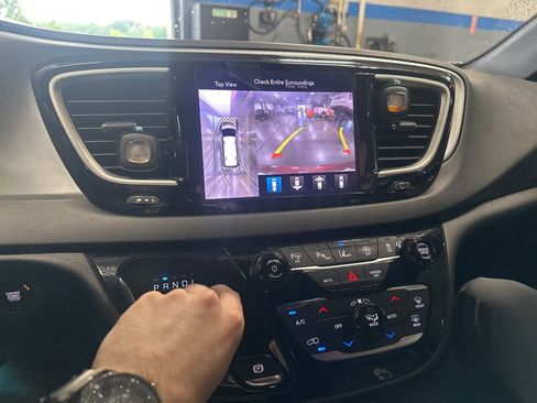 Used 2020 Chrysler Pacifica Touring-L Plus FWD image 7