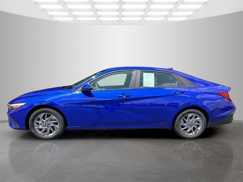 Used 2024 Hyundai Elantra SEL image 3