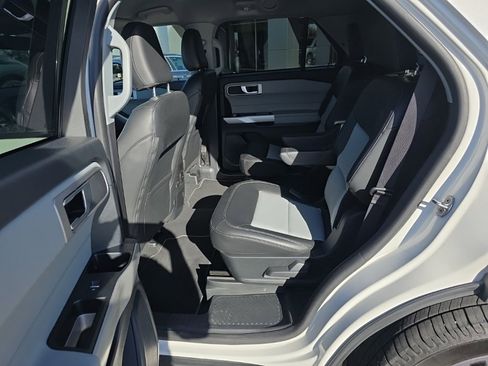 Used 2022 Ford Explorer XLT w/ Equipment Group 202A image 12
