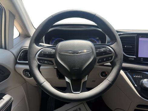 Used 2023 Chrysler Pacifica Touring-L FWD image 13