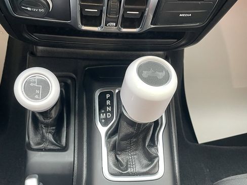 Used 2022 Jeep Wrangler Unlimited Sport image 30