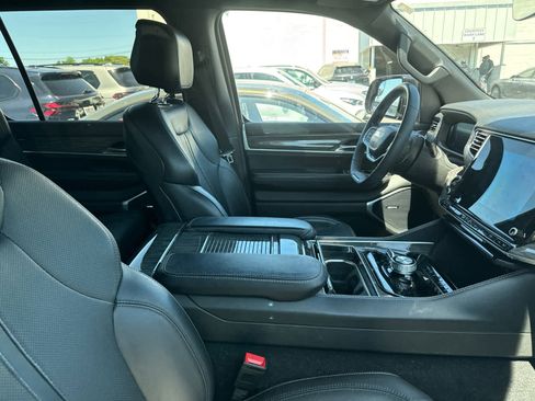 Used 2022 Jeep Wagoneer Series II AWD/4WD image 8
