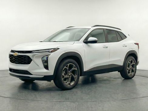 Used 2025 Chevrolet Trax LT w/ LT Convenience Package image 3