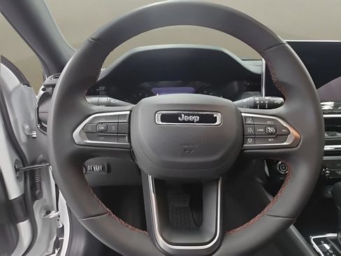 Used 2025 Jeep Compass Trailhawk AWD/4WD image 21