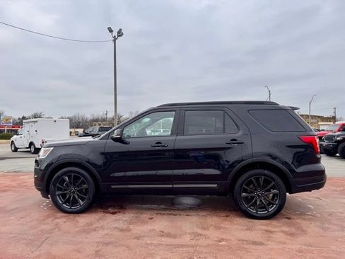 Used 2019 Ford Explorer XLT w/ XLT Sport Appearance Package AWD/4WD image 9