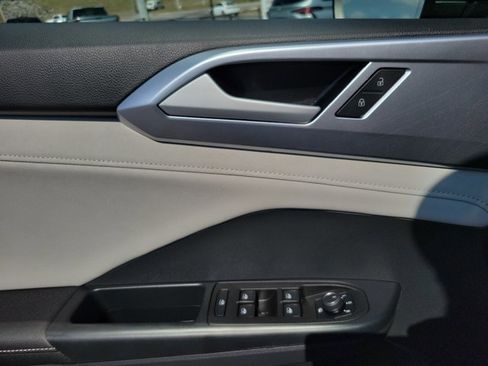 Used 2025 Volkswagen Taos SE image 8