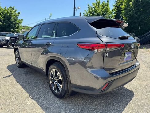 Used 2021 Toyota Highlander XLE AWD/4WD image 4