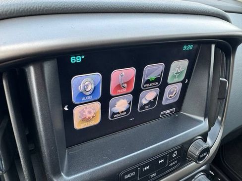 Used 2018 Chevrolet Colorado Z71 AWD/4WD image 2