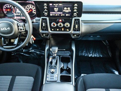 Used 2023 Kia Sorento LX image 13