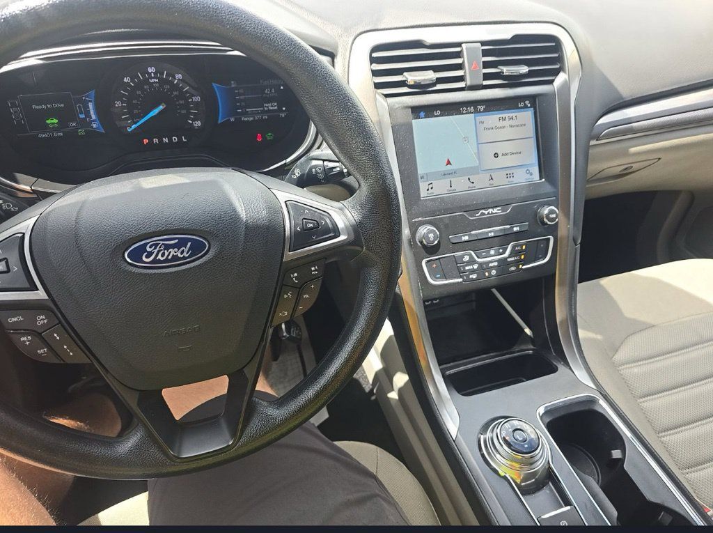 Used 2019 Ford Fusion SE FWD image 3