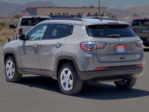 Used 2024 Jeep Compass Latitude AWD/4WD image 3