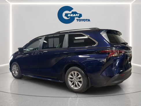 Used 2024 Toyota Sienna LE w/ LE Plus Package AWD/4WD image 11