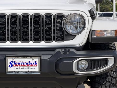 Used 2025 Jeep Gladiator Sport AWD/4WD image 8