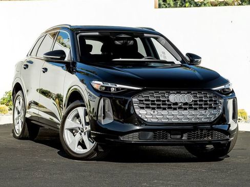 Certified 2025 Audi Q5 Premium w/ Premium Plus AWD/4WD image 4