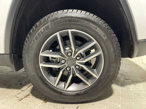 Used 2019 Jeep Grand Cherokee Limited AWD/4WD image 8