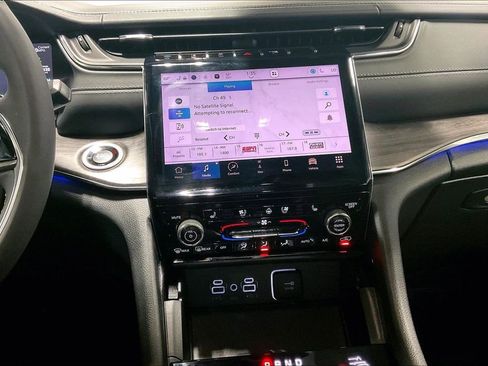 Used 2024 Jeep Grand Cherokee Overland w/ Luxury Tech Group IV image 8