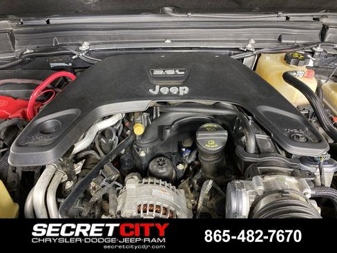 Used 2018 Jeep Wrangler Unlimited Sahara AWD/4WD image 32