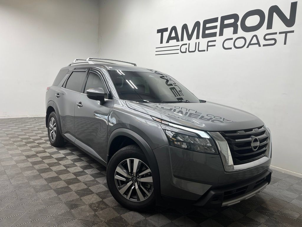 Used 2025 Nissan Pathfinder SL FWD image 1