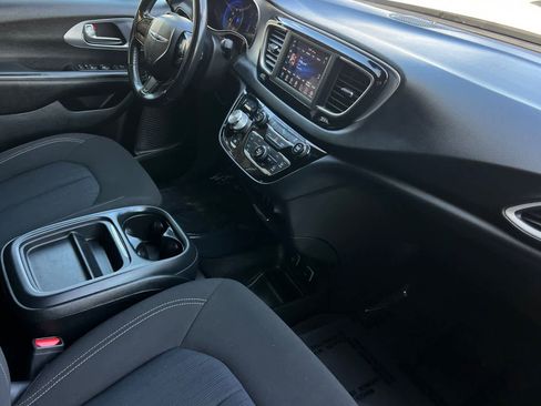 Used 2020 Chrysler Pacifica Touring w/ S Appearance Package FWD image 19