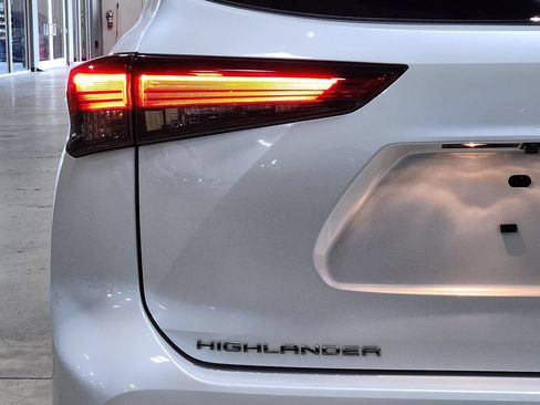 Used 2023 Toyota Highlander XSE FWD image 20