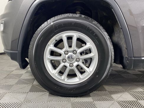 Used 2020 Jeep Grand Cherokee Laredo image 12