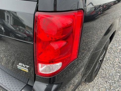 Used 2018 Dodge Grand Caravan SE FWD image 38