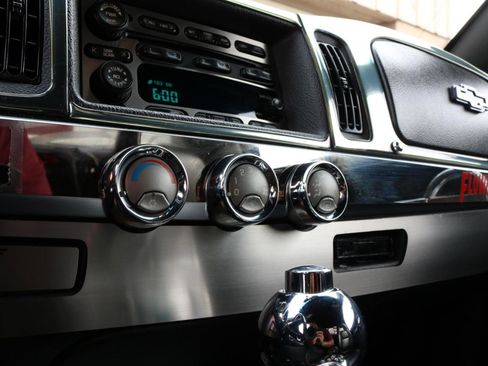 Used 2004 Chevrolet SSR w/ Preferred Equipment Group image 36