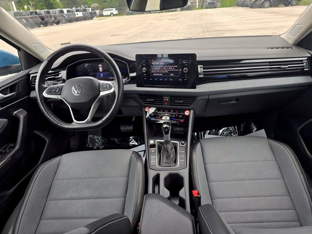 Used 2025 Volkswagen Jetta SE FWD image 32