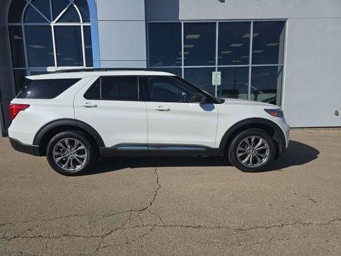 Used 2022 Ford Explorer XLT w/ Equipment Group 202A image 3