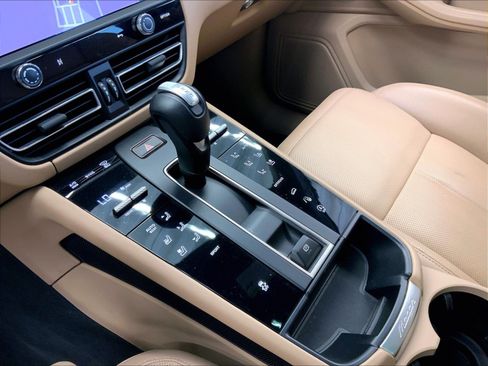 Certified 2024 Porsche Macan AWD/4WD image 18