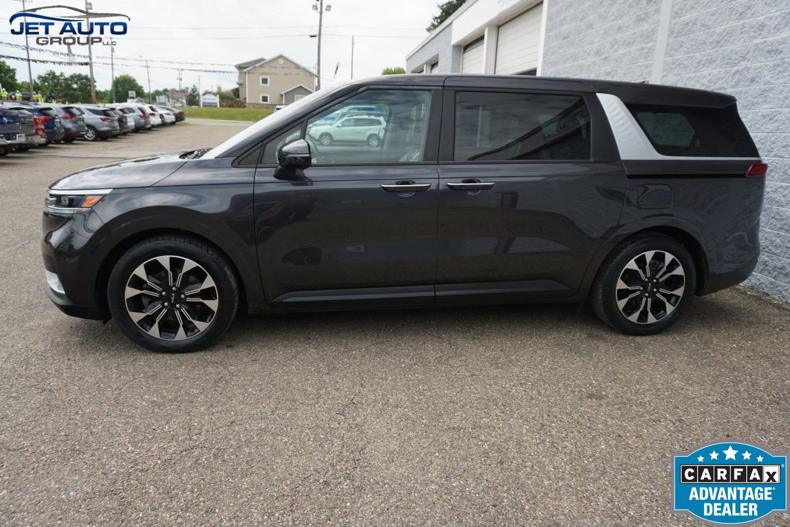 Used 2023 Kia Carnival EX FWD image 4
