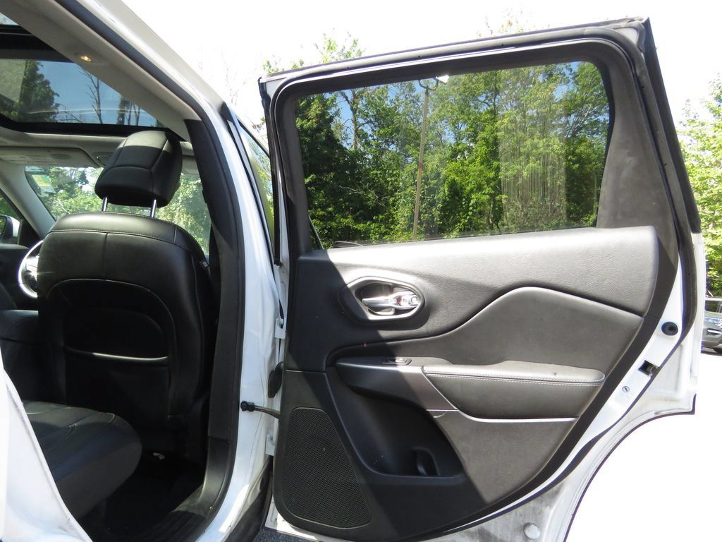Used 2019 Jeep Cherokee Limited w/ Luxury Group AWD/4WD image 15